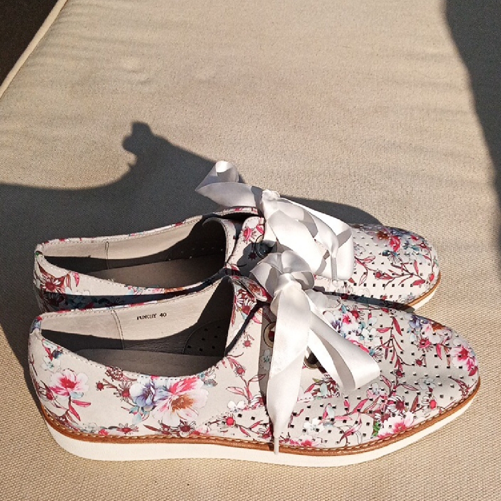 ZAZOU Like New Floral Women's Shoes with Ribbon Laces Size 40/ 9.5